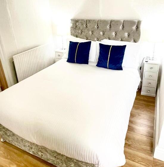 Standardrum, Double Room With Private Bathroom Partial Tower View 16 Havelock Street   5