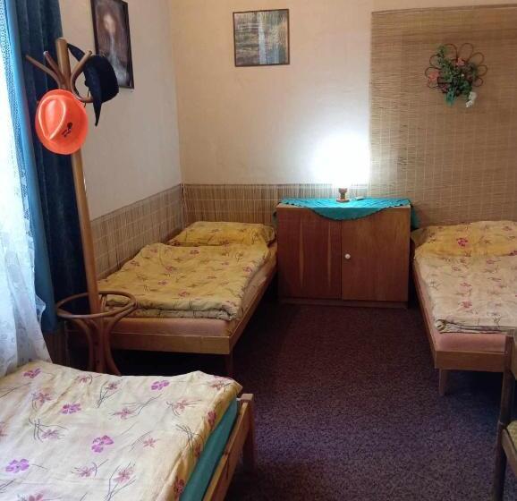 经济型三人房间, Stará škola   Třílůžkový Pokoj V Pohodlí A Klidu