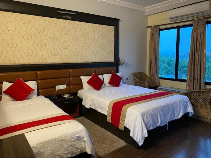 اتاق لوکس سه تخته, The Narayani Resort