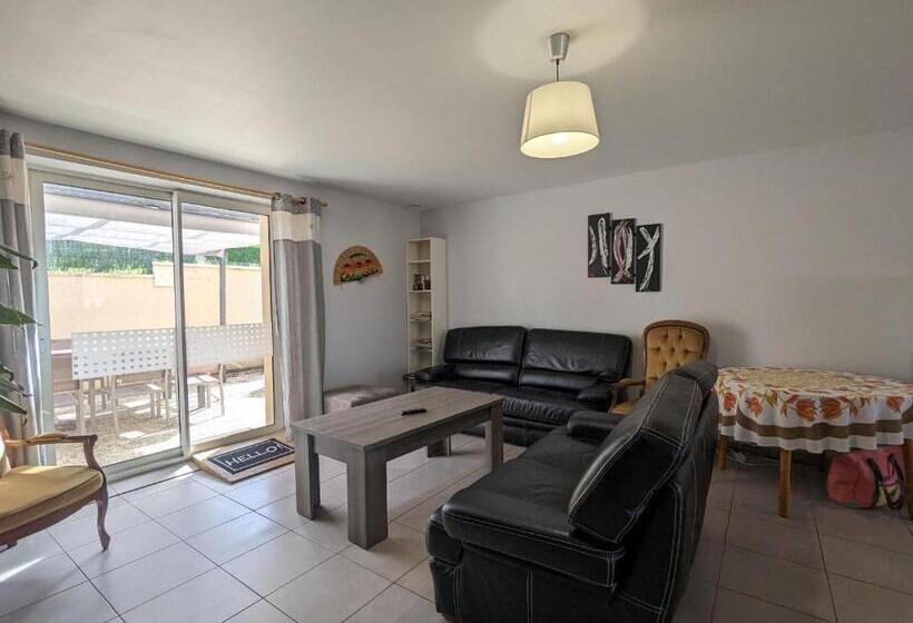 标准间, Chambre Confortable Avec Salle D Eau Privative, Cuisine Et Salon Communs, Petit Déjeuner Inclus.   F