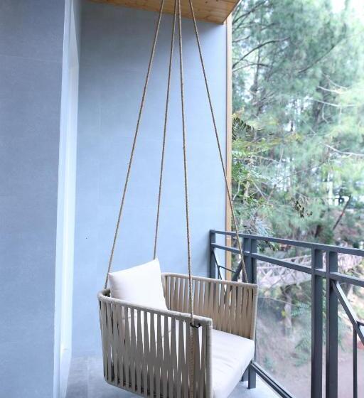 스탠다드 룸 킹사이즈 침대, Kasauli Hills Resort