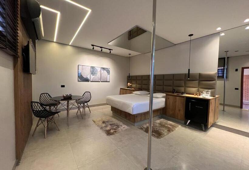 자쿠지 스위트, Status Motel