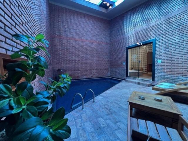 프레지덴셜 스위트, Status Motel