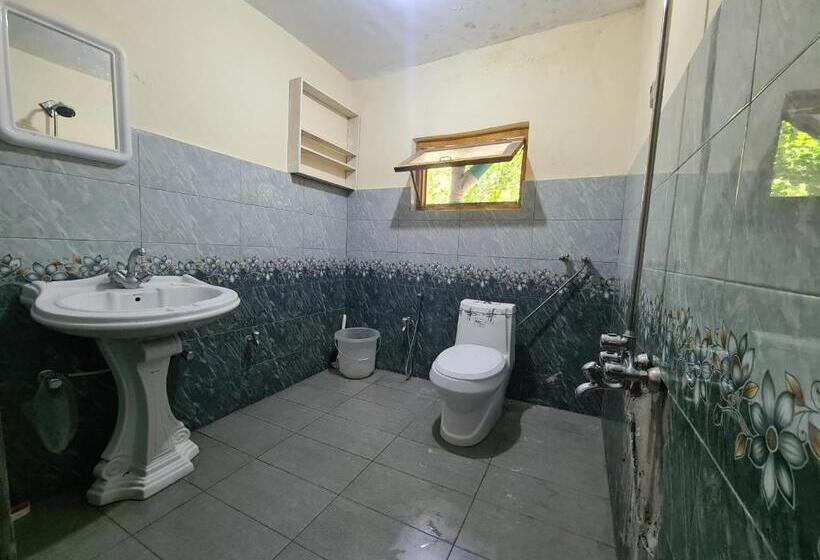 اتاق استاندارد سه تخته با چشم‌انداز باغ, Rus Olive Lodge Skardu