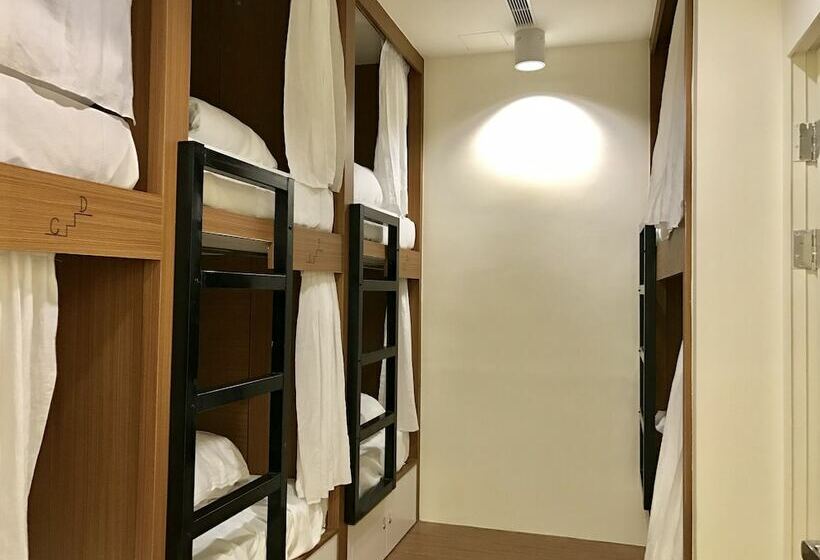 تختخواب در اتاق مشترک, Master Chitow Hostel