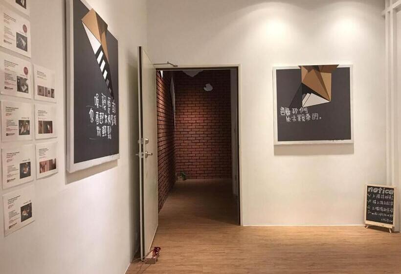 اتاق خانوادگی با سرویس بهداشتی مشترک, Master Chitow Hostel