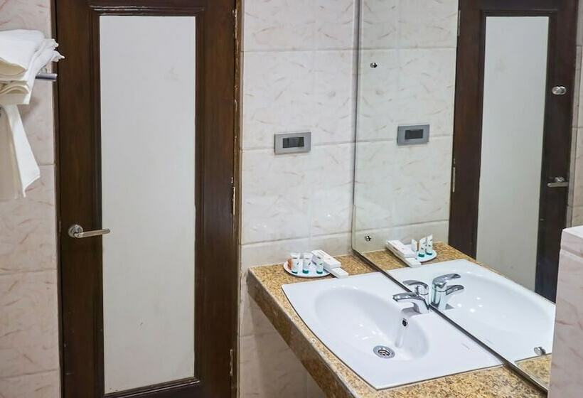 اتاق خانوادگی, Ganpati Hotel Katra