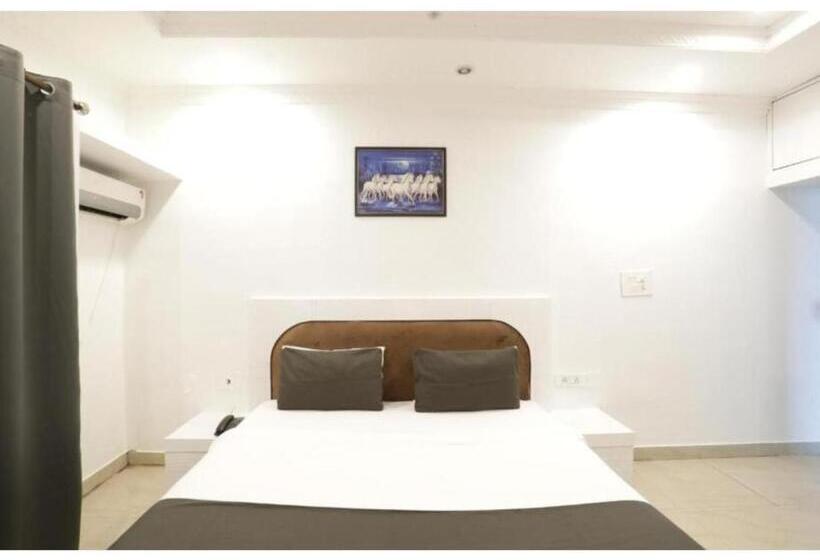 Номер Deluxe Кровать Кинг, Day S Inn Luxury Stay Near Care Hospital In Budget Friendly Price Best Seller