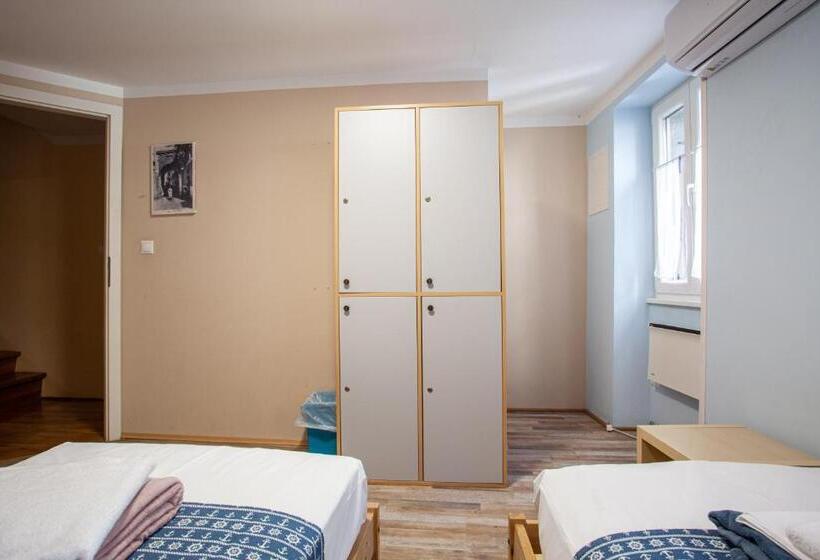 اتاق استاندارد چهارنفره با سرویس بهداشتی مشترک, Hostel Adriatic Piran