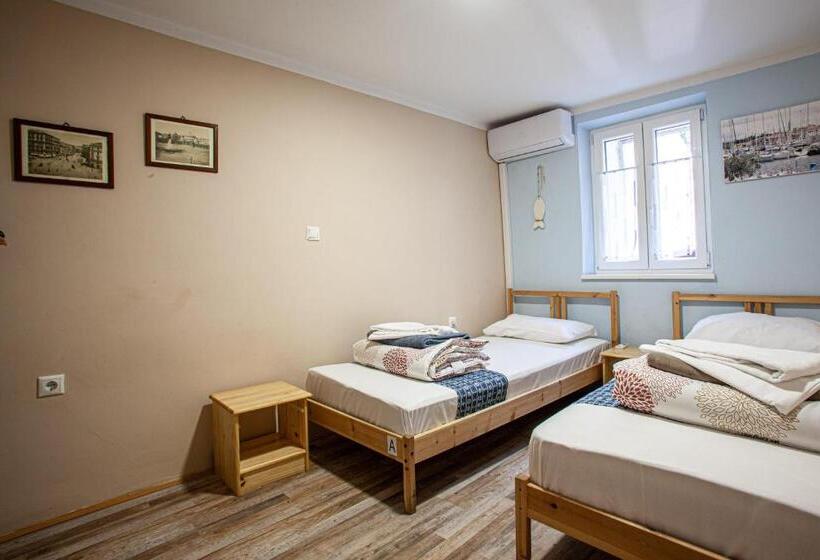 اتاق استاندارد با سرویس بهداشتی مشترک, Hostel Adriatic Piran