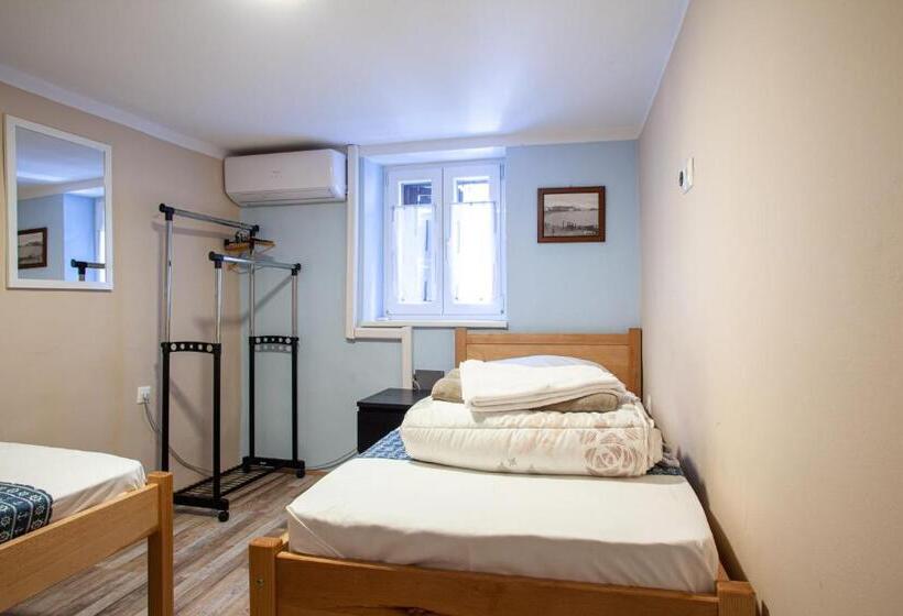 اتاق استاندارد با سرویس بهداشتی مشترک, Hostel Adriatic Piran