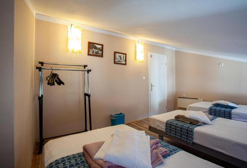 اتاق استاندارد سه تخته با سرویس بهداشتی مشترک, Hostel Adriatic Piran