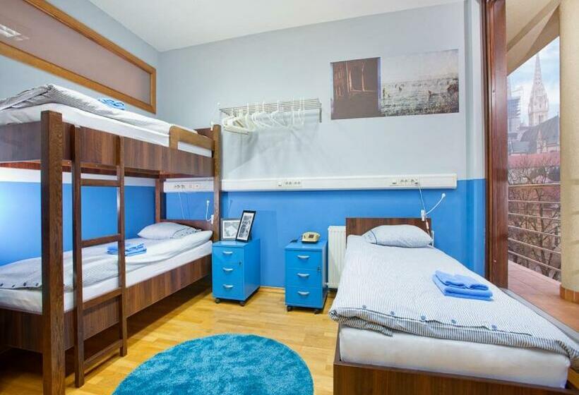 스탠다드 트리픔 룸 공동욕실, Hostel Bureau