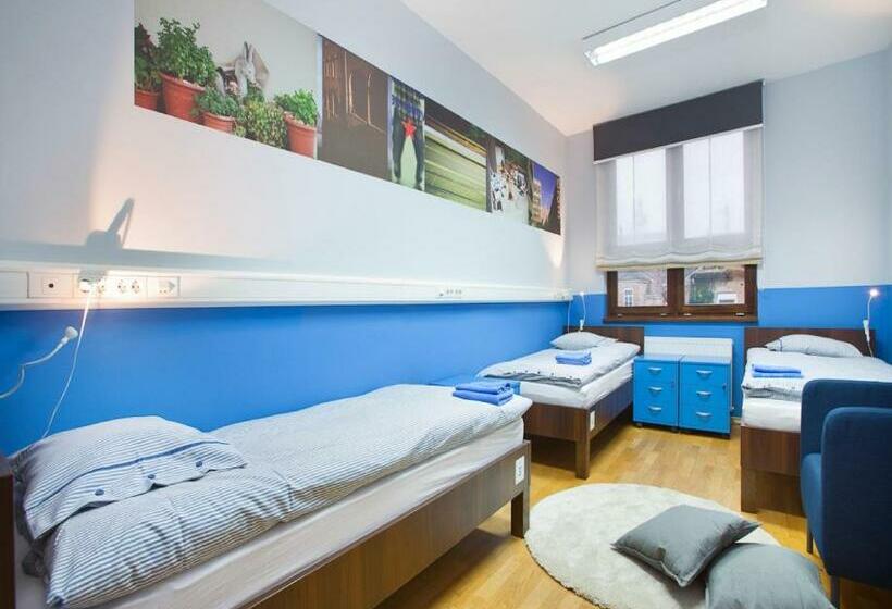 اتاق استاندارد سه تخته با سرویس بهداشتی مشترک, Hostel Bureau