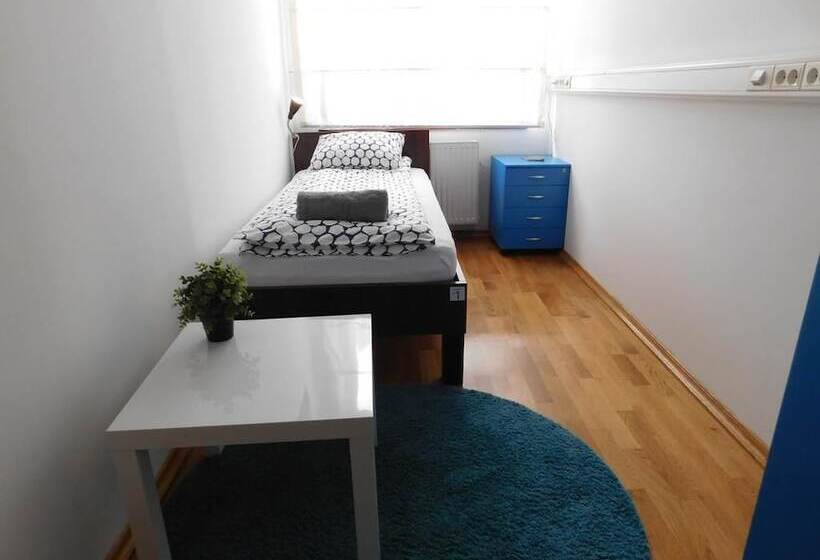 اتاق استاندارد یک تخته با سرویس بهداشتی مشترک, Hostel Bureau