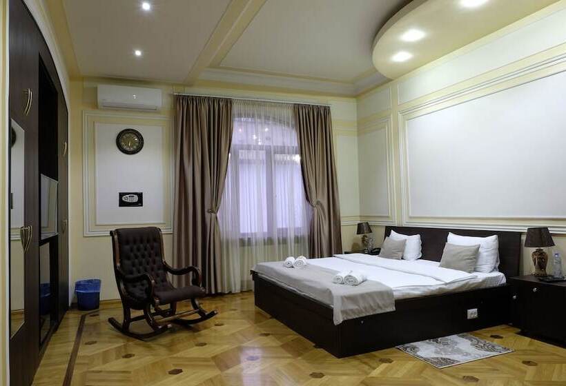 اتاق لوکس با چشم‌انداز باغ, S&l Boutique