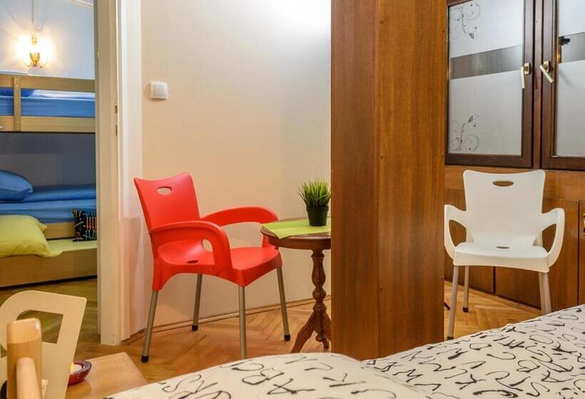 اتاق استاندارد یک تخته با سرویس بهداشتی مشترک, Hostel White Town