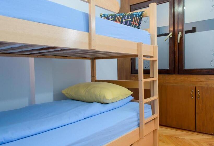 اتاق استاندارد سه تخته با سرویس بهداشتی مشترک, Hostel White Town