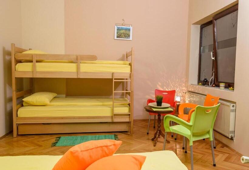 اتاق خانوادگی با سرویس بهداشتی مشترک, Hostel White Town