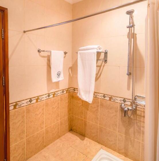 스탠다드 스튜디오, Gold Crest Hotel   Arusha