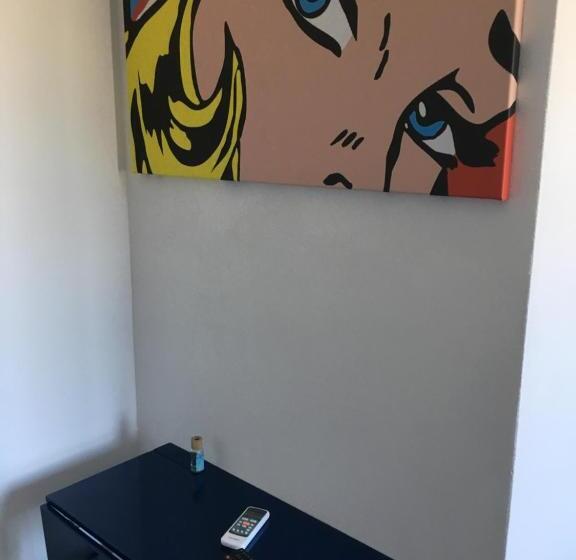 Номер Deluxe, Interno 10