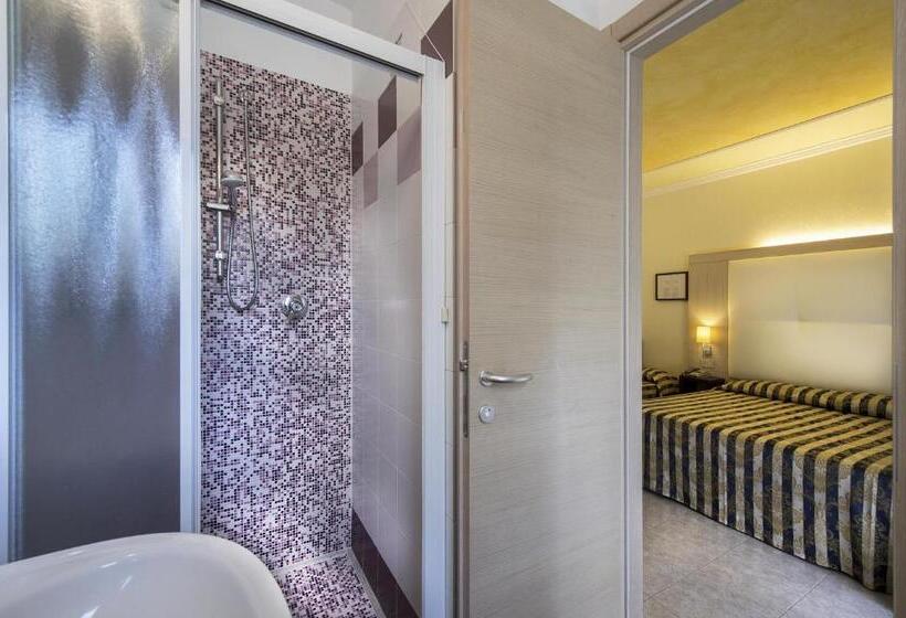 Cameră cvadruplă standard cu balcon, Hollywoods