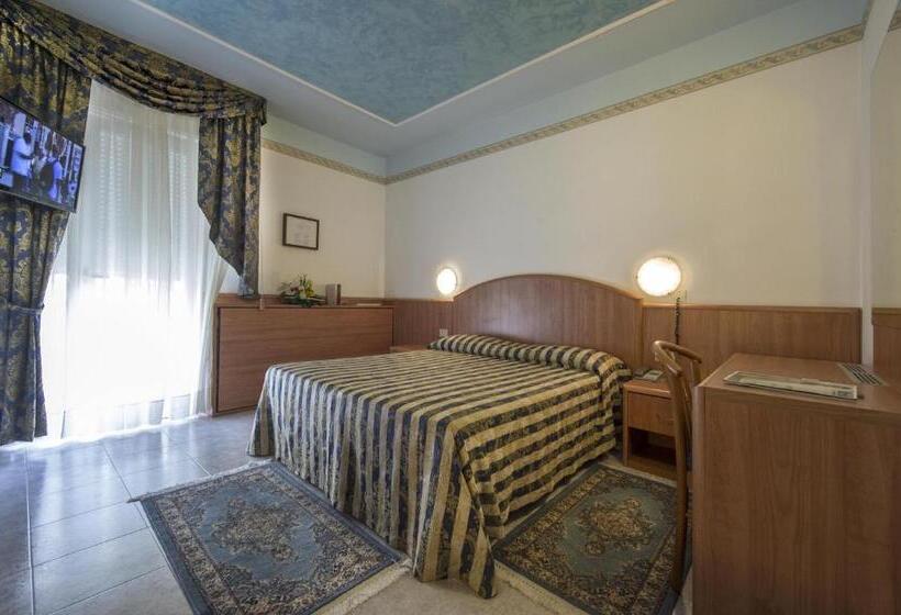 Cameră cvadruplă standard cu balcon, Hollywoods