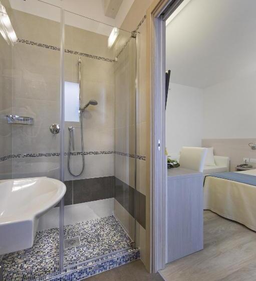 Junior Suite, Hollywoods