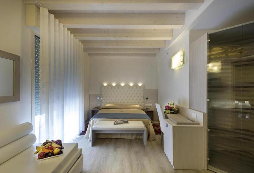 Junior Suite, Hollywoods