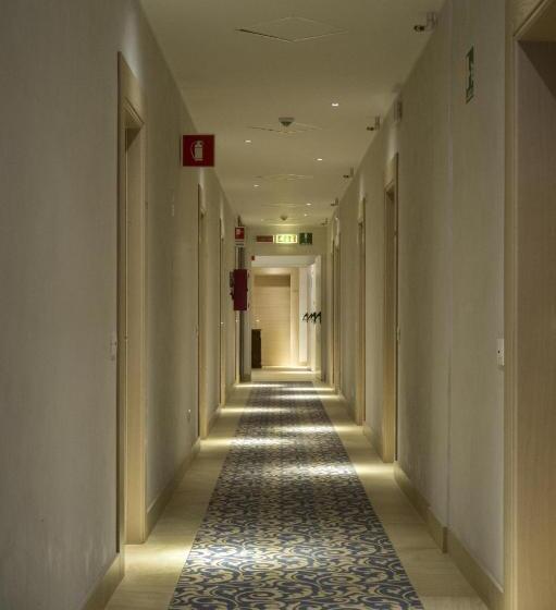 Junior Suite Superioara, Hollywoods
