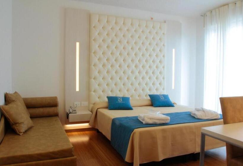 Junior Suite Superioara, Hollywoods