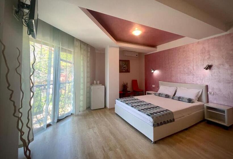 带花园景观的标准三人间, Vamabel House