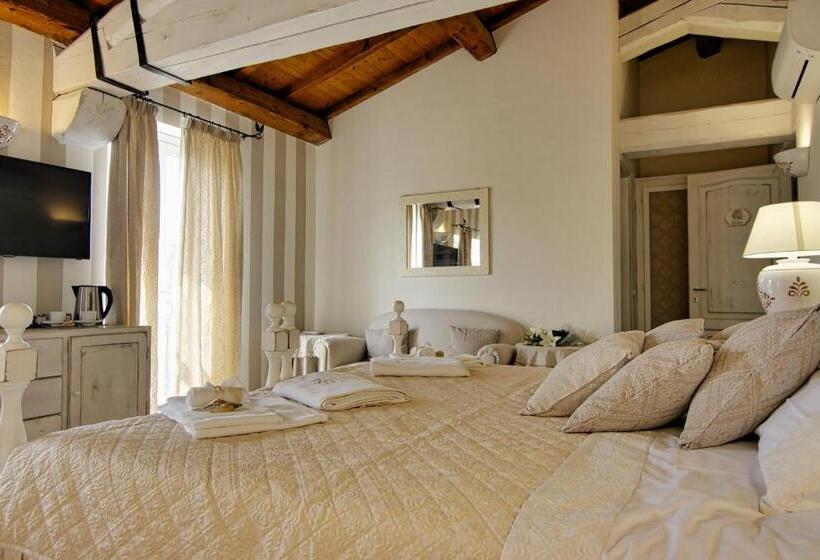 سوئیت با بالکن, Domus Corallia Luxury Rooms