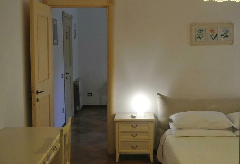 آپارتمان یک خوابه با دری مشترک که هال را جدا می کند., Villa Carlotta Resort