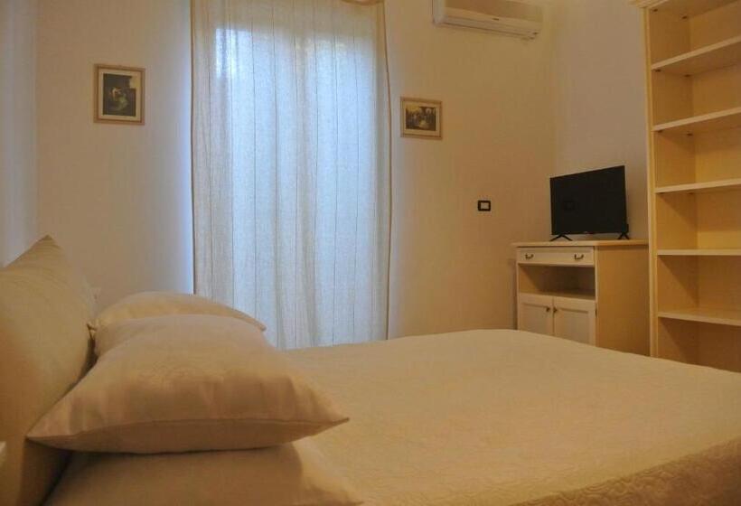 آپارتمان یک خوابه با دری مشترک که هال را جدا می کند., Villa Carlotta Resort