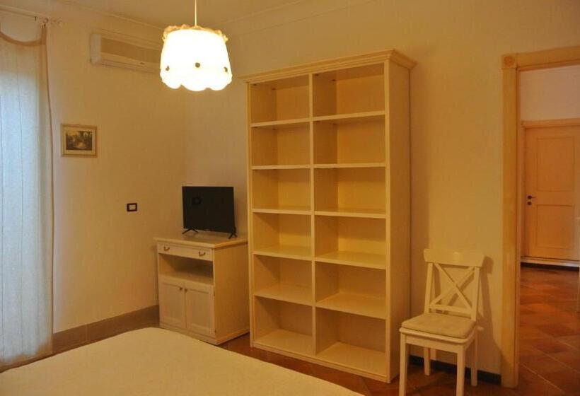 آپارتمان یک خوابه با دری مشترک که هال را جدا می کند., Villa Carlotta Resort