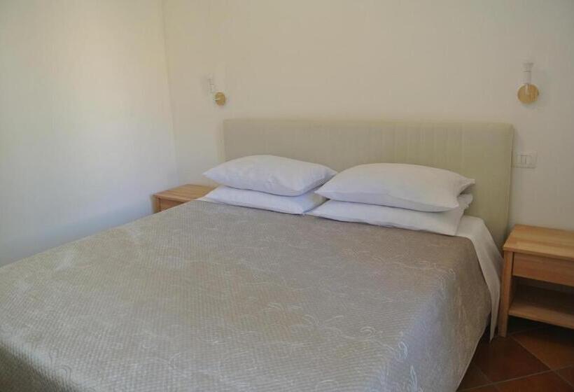 آپارتمان یک خوابه با دری مشترک که هال را جدا می کند., Villa Carlotta Resort
