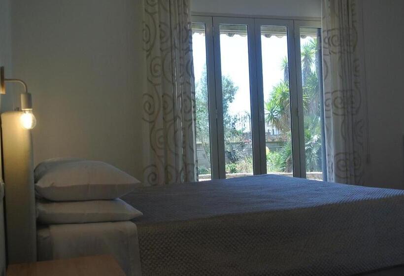 اتاق لوکس سه تخته, Villa Carlotta Resort