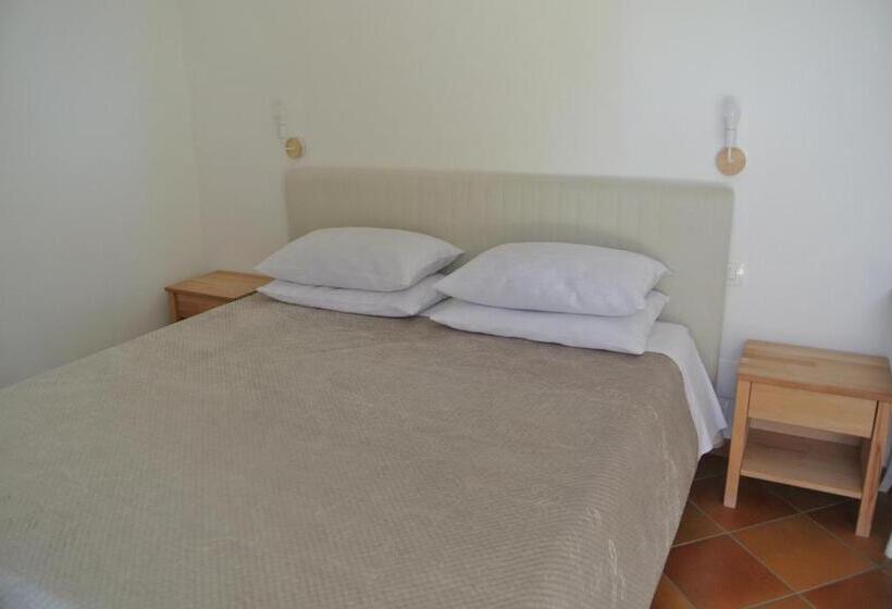 آپارتمان یک خوابه با دری مشترک که هال را جدا می کند., Villa Carlotta Resort