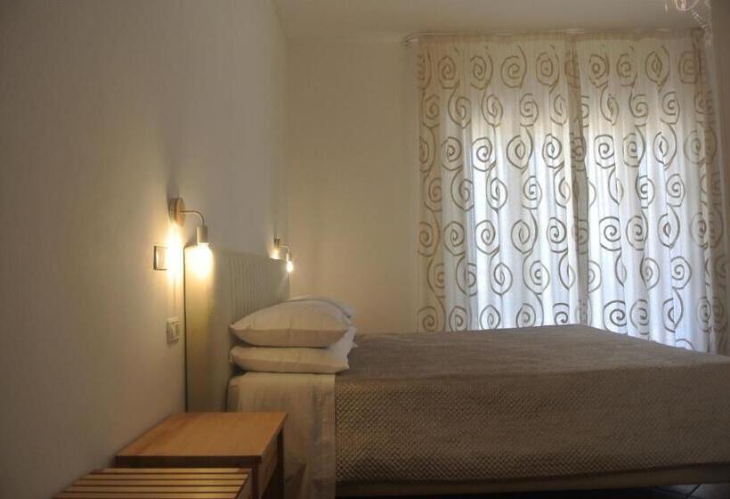 اتاق لوکس سه تخته, Villa Carlotta Resort