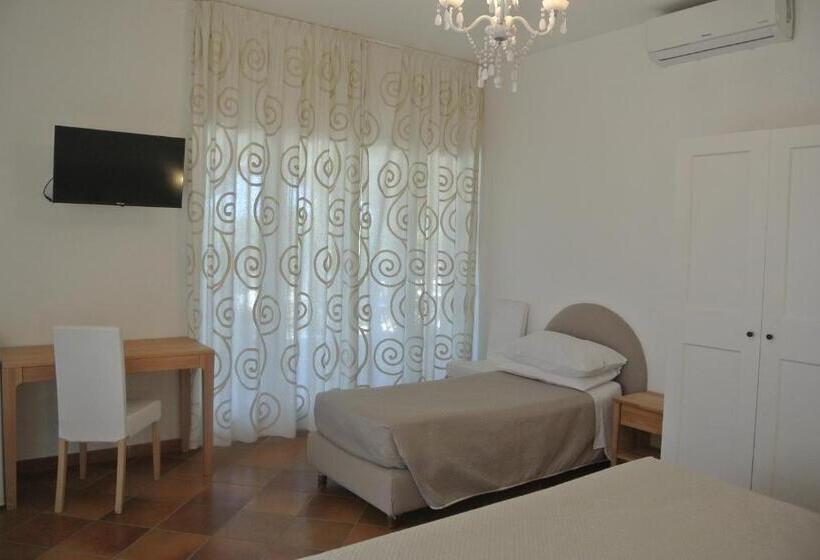 اتاق لوکس سه تخته, Villa Carlotta Resort