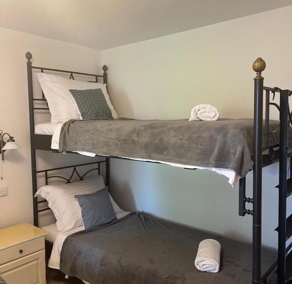 اتاق استاندارد چهار تخته, B&b Baron Gautsch