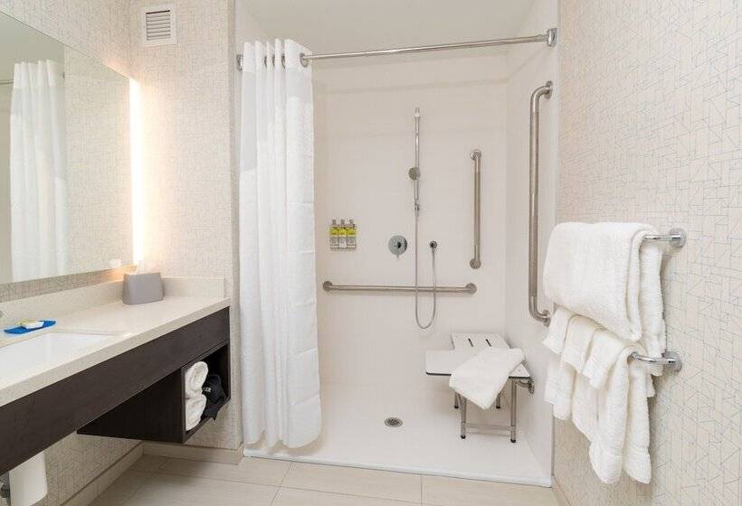 身障者適用スイートルーム, Holiday Inn Express & Suites   Saskatoon East   University, An Ihg