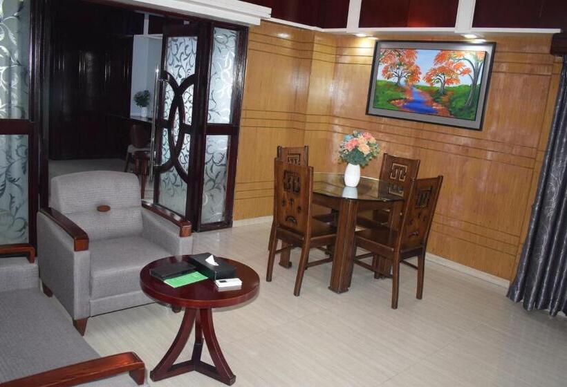 سوییت جونیور با بالکن, Momo Inn