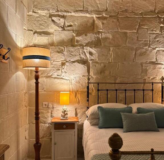اتاق اکونومی, Maria's B&b