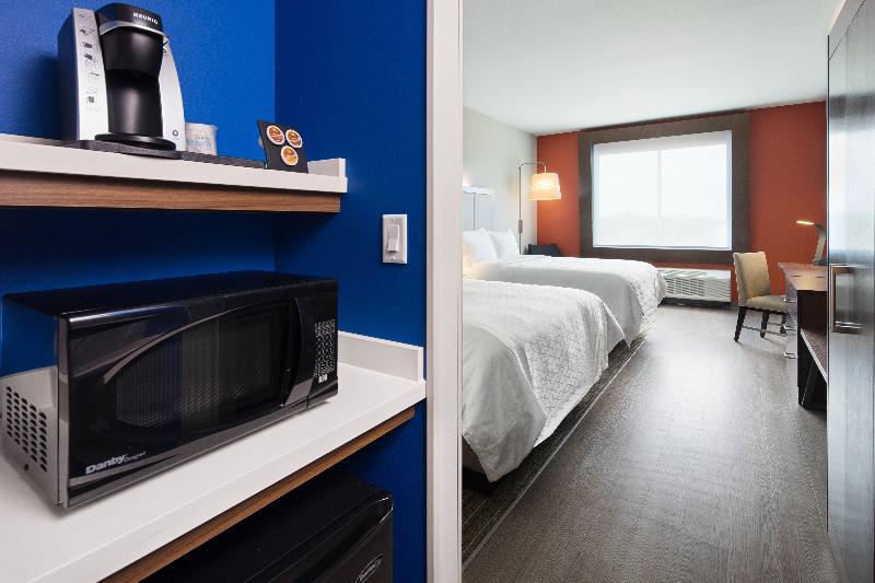 残疾人使用的带特大床的标准间, Holiday Inn Express & Suites Lubbock Central   Univ Area, An Ihg