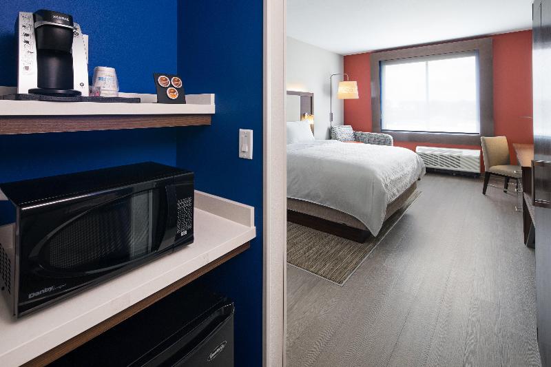 适合残疾人士使用的带超级大床的标准间, Holiday Inn Express & Suites Lubbock Central   Univ Area, An Ihg