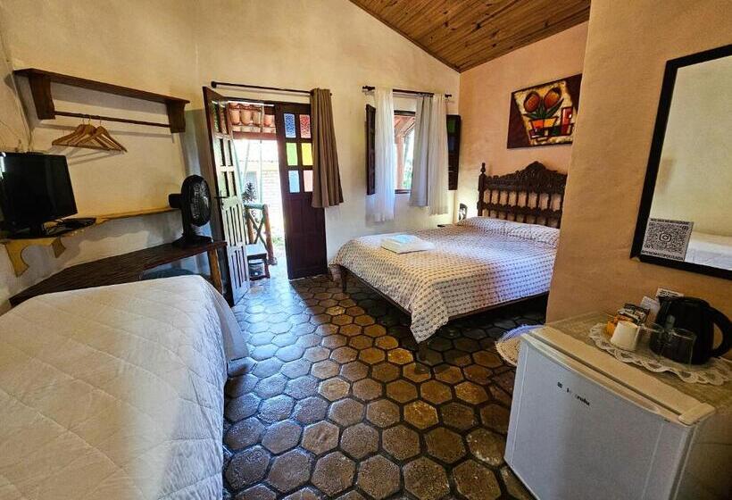 Трехместный Номер Стандарт с Балконом, Pousada E Hostel Pé No Mato