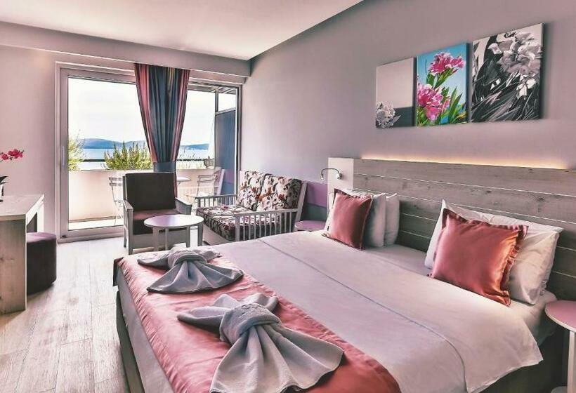 اتاق لوکس با بالکن و چشم‌انداز دریا, Carine Hotel Park