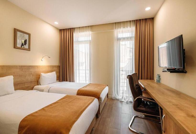 اتاق استاندارد با چشم‌انداز شهر, Atrium Boutique